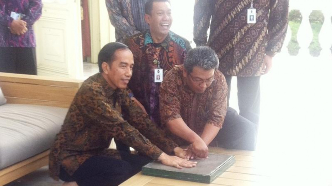 Presiden Joko Widodo melakukan cetak tangan