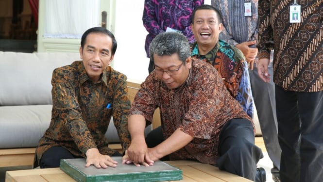 cetakan kaki dan tangan jokowi untuk ditaman yogya