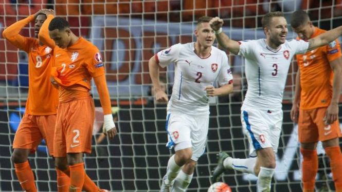 Republik Ceko (putih) sukses mempermalukan Belanda di kualifikasi