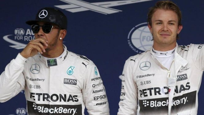 Dua pembalap Mercedes, Lewis Hamilton (kiri) dan Nico Rosberg.