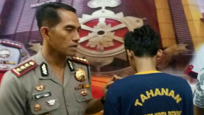 Rizki memakai baju tahanan saat berada di Polres Depok