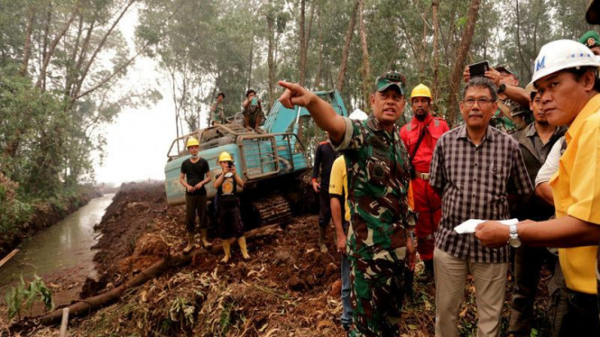 Panglima TNI Jenderal Gatot Nurmantyo saat memeriksa pembuatan kanal air pencegah kebakaran hutan dan lahan di Sumatera beberapa waktu lalu