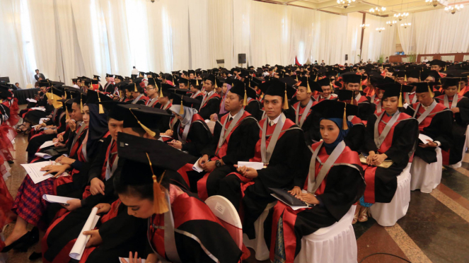 Foto de graduación de la Universidad de Bakri