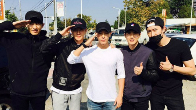 Lee Donghae wajib militer