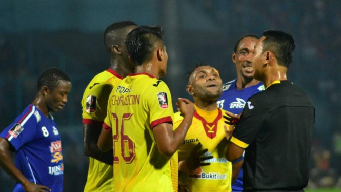 Pemain Arema Cronus dan Sriwijaya di semifinal Piala Presiden 2015