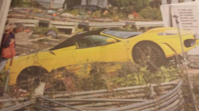 Ferrari tanpa pemilik di dekat tumpukan sampah.