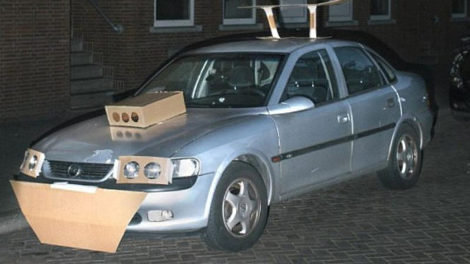 Mobil dimodifikasi dengan kardus