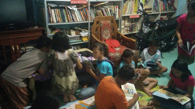 Anak-anak membaca buku.