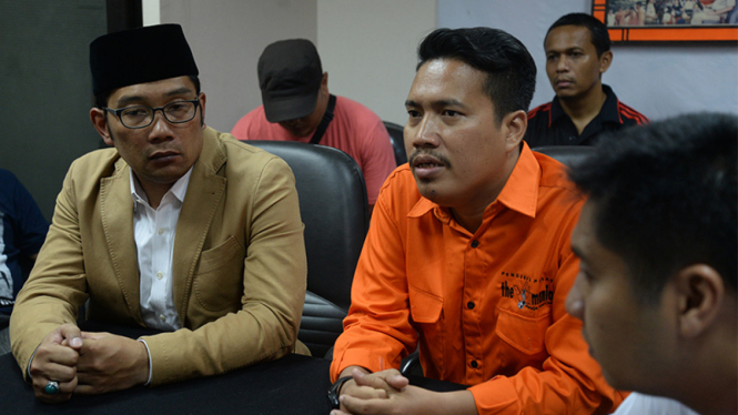 Ketua Umum Jakmania, Richard Achmad Supriyanto (kanan) bersama Walikota Bandung, Ridwan Kamil.