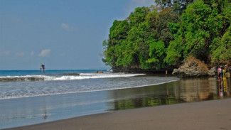 Keindahan Pantai Batu Karas di Ciamis, Jawa Barat