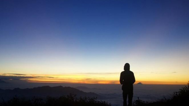 Panorama Matahari Terbenam Di Puncak Gunung Cikuray Viva