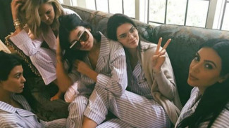 Hanya Pakai Piyama, Keluarga Kardashian Tetap Terlihat Mewah