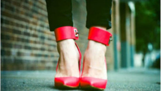 Tiga Alasan Anda Harus Berhenti Pakai High Heels