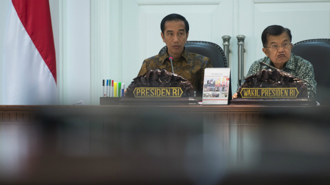 Presiden Joko Widodo (kiri) dan Wapres Jusuf Kalla (kanan) memimpin rapat kabinet terbatas