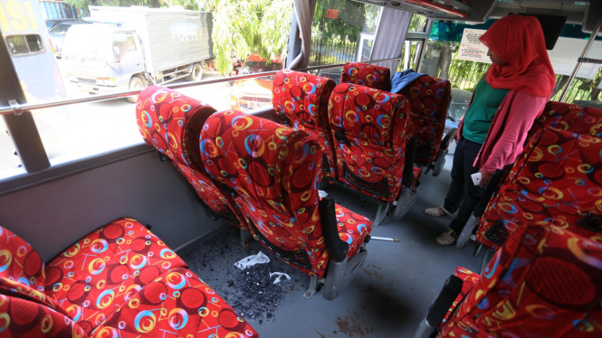 Bus yang Dirusak Sekelompok Orang Tak Dikenal