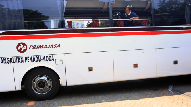 Bus yang Dirusak Sekelompok Orang Tak Dikenal