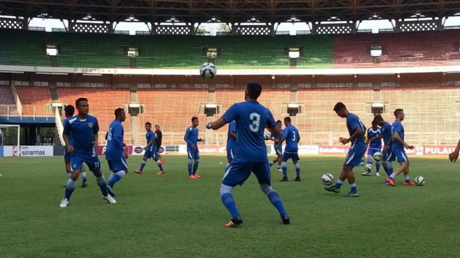 Pemain Persib Bandung berlatih di Stadion Gelora Bung Karno