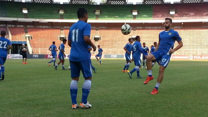 Pemain Persib Bandung berlatih di Stadion Gelora Bung Karno