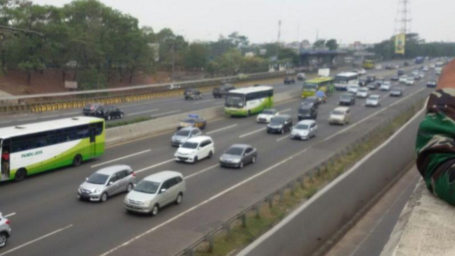 Iring-iringan Bobotoh di Tol Cimanggis