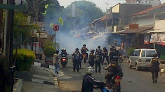 Polisi bubarkan suporter Jakmania di Palmerah, Jakarta Barat