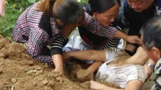 Seorang wanita dikubur hidup-hidup karena tolak pelebaran jalan.