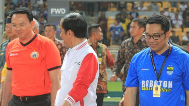 Jokowi diapit Ahok dan Ridwan Kamil (kanan)