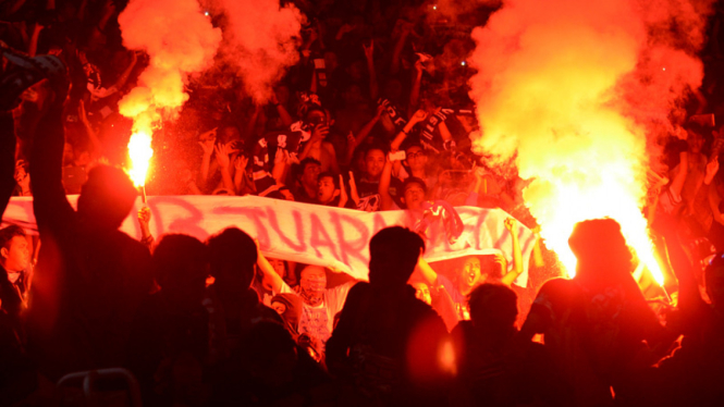 Pendukung Persib Bandung saat memadati pertandingan final Piala Presiden 2015 antara Persib Bandung melawan Srwijaya FC di SUGBK, Jakarta, Minggu (18/10/2015).