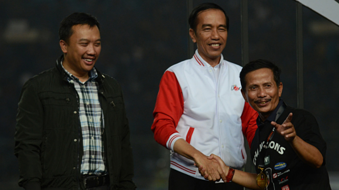 Jokowi berikan medali dan piala ke pemain persib
