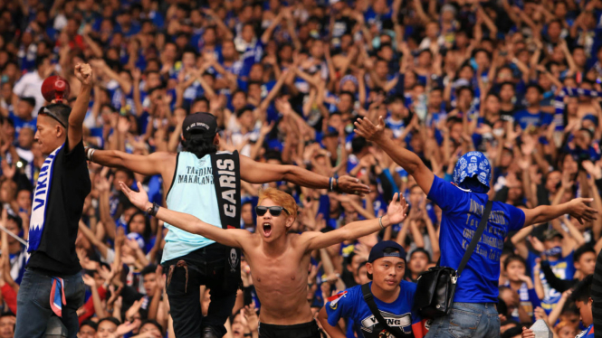 Bobotoh saat mendukung Persib Bandung.