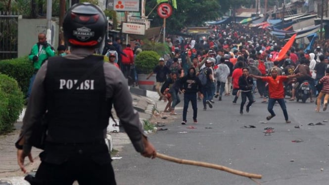 Polisi hadapi perusuh di Senayan Minggu 18 Oktober 2015