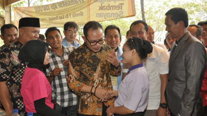 Menteri Ketenagakerjaan M. Hanif Dhakiri (Tengah).