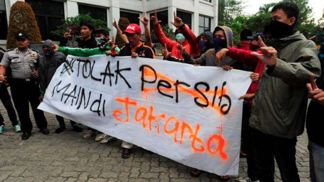 Aksi protes kelompok Jakmania terkait Final Piala Presiden