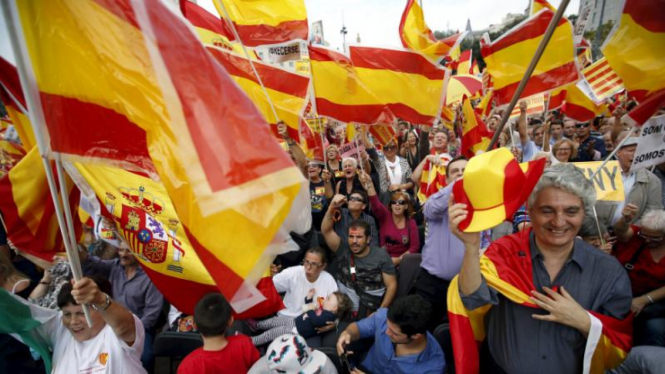 Ilustrasi. Aksi penduduk membawa bendera-bendera pro-kemerdekaan Catalan.