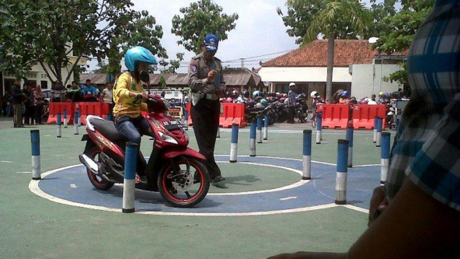 Ujian praktek bikin SIM motor.