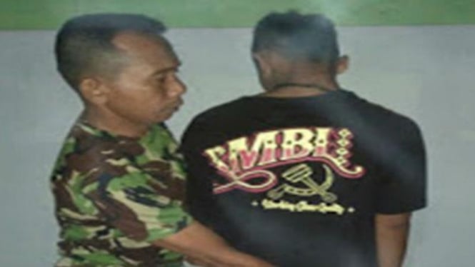 Siswa Madrasah Pakai Kaus Gambar Palu Arit Ditangkap Tentara