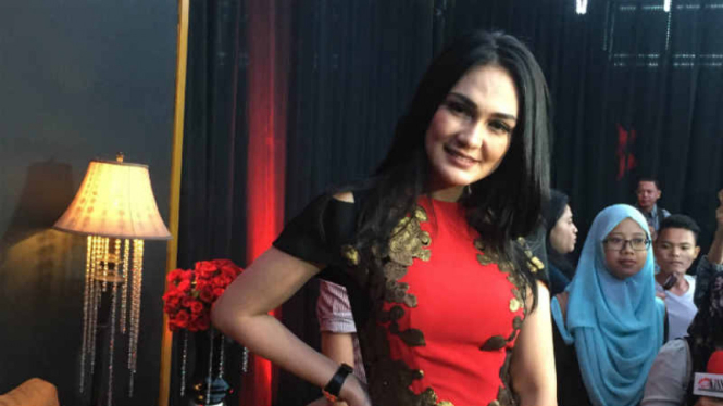 Luna Maya berlibur ke Bali