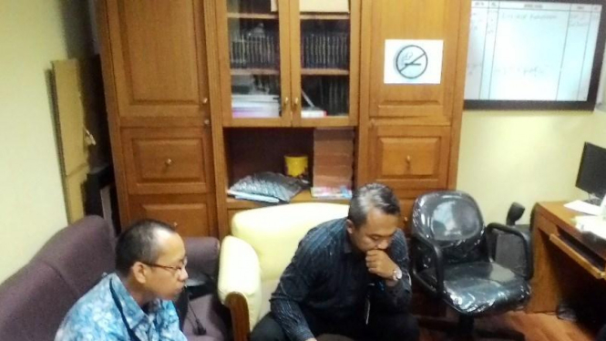 Penyidik KPK saat menggeledah ruang kerja Dewie Yasin Limpo (21/5/2016)
