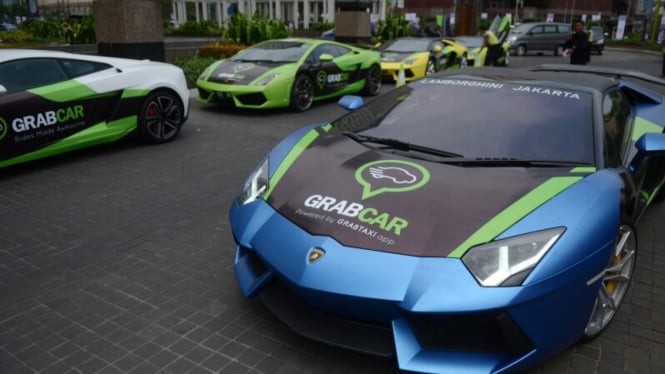 mobil super car Lamborghini saat peluncuran GrabCar di Senayan City, Jakarta