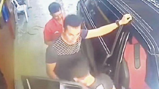 Seorang karyawan di tempat cuci mobil diserang pelanggan