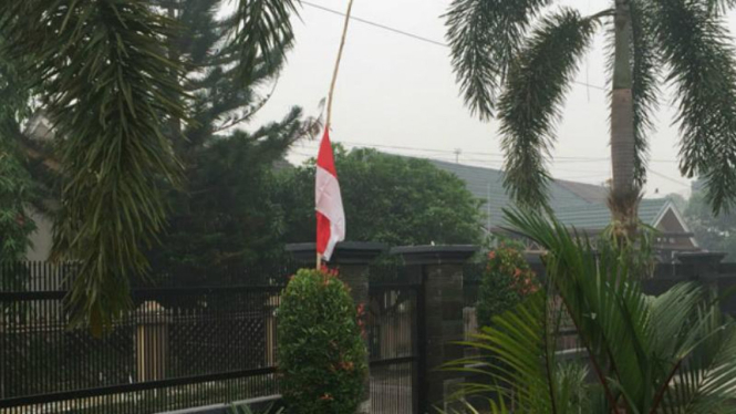 Bendera setengah tiang yang dikibarkan warga Riau