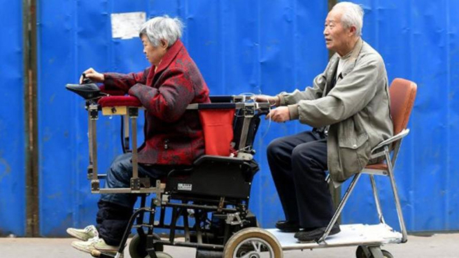 Pasangan kakek nenek menggunakan kursi roda/Iustrasi.