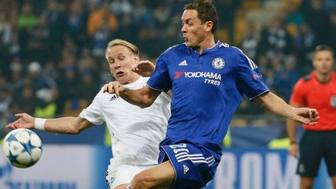 Gelandang Chelsea, Nemanja Matick (kostum biru)