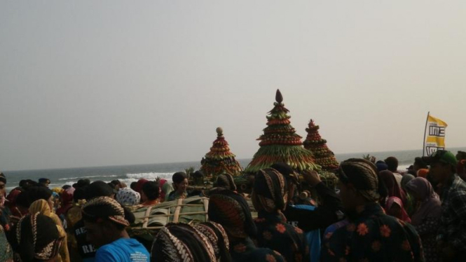 Sedekah Laut di Pantai Depok, Jogja