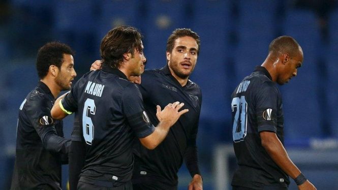 Pemain Lazio merayakan gol Alessandro Matri