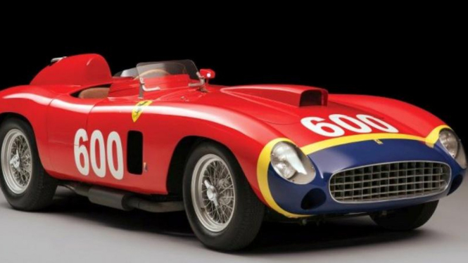 Mobil balap jadul Ferrari.