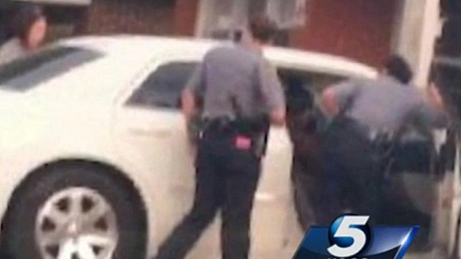 Seorang ibu ditangkap setelah hisap ganja bersama dua balita di dalam mobil
