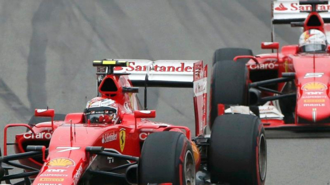 Duo pembalap Tim Ferrari, Kimi Raikkonen (depan) dan Sebastian Vettel (belakang)