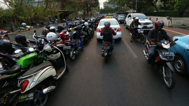 Parkir liar sebabkan kemacetan.