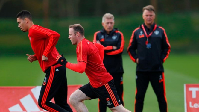 Wayne Rooney berlatih disaksikan pelatih MU, Louis van Gaal.