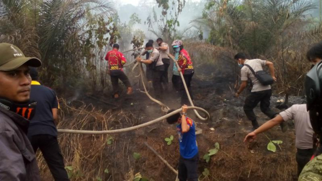 Personel Polisi di Sumatera Selatan membantu upaya pemadaman